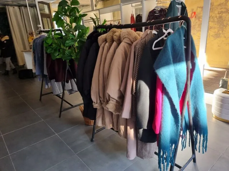 Vente stock, mobilier et matériel d'un magasin de vêtements