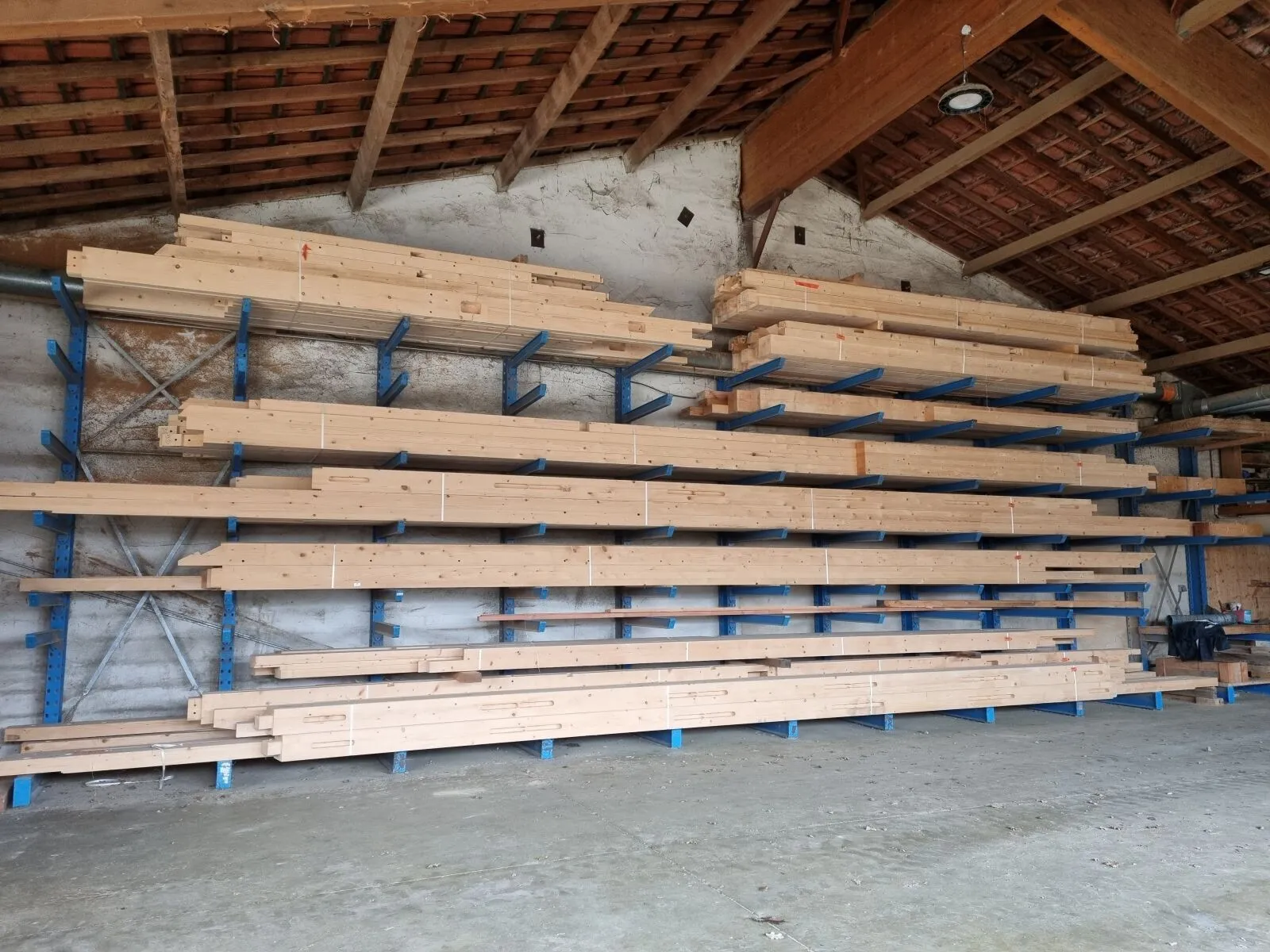 Vente remorque, matériels de menuiserie, tuiles, racks, pièces de bois