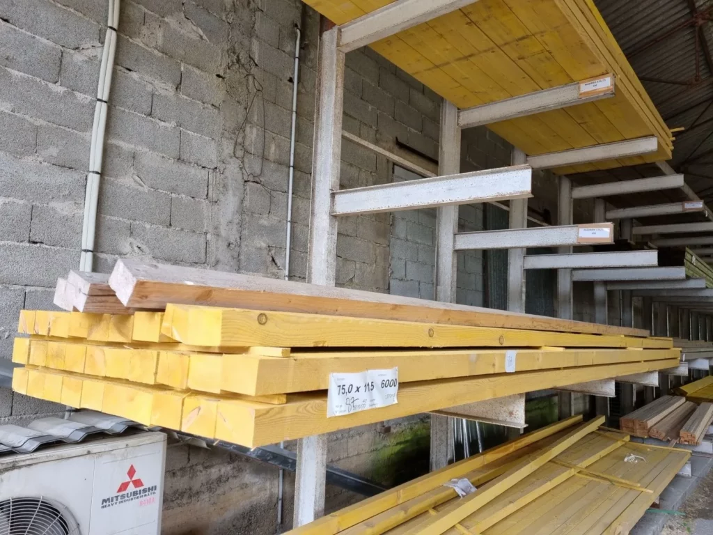 Vente aux enchères stock d'un magasin de matériaux et mobilier